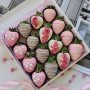 Клубника в молочном, белом и розовом шоколаде 16 ягод фото 2